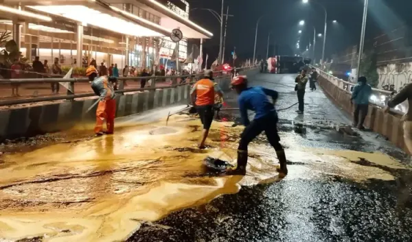 4 Orang Luka-Luka Akibat Truk Terguling dan Tetes Tebu Berserakan di Flyover Kotalama Malang