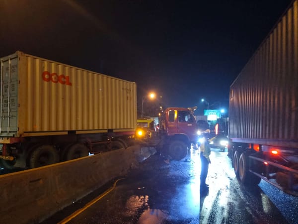 Truk Tabrak Pembatas Jalan di Bawen Saat Cegah Tabrakan dengan Motor