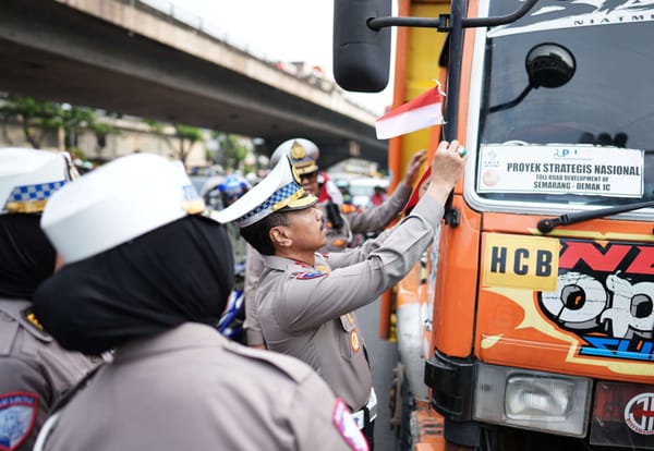 Polda Jateng Masifkan Pembagian Bendera Merah Putih ke Pengemudi di Jalan Raya