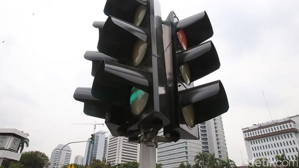 Aksi Pemotor Terobos Lampu Merah di Tlogosari Semarang Berujung Kecelakaan