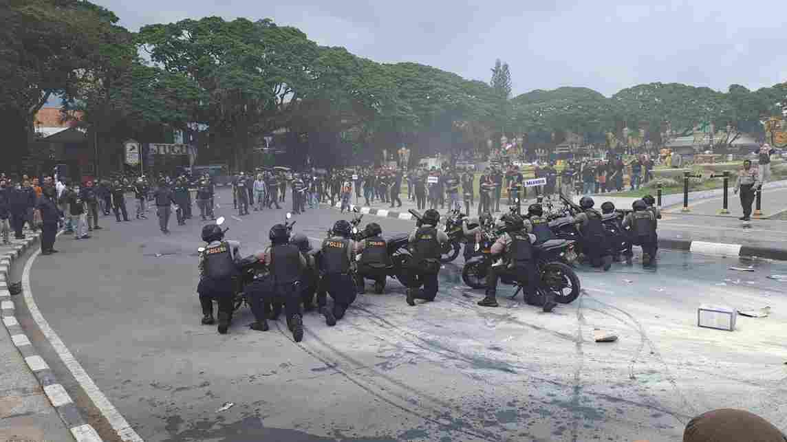 Aksi Demonstrasi di Balai Kota Malang Berujung Bentrok, Polisi Tembakkan Gas Air Mata