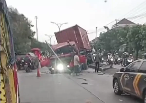 Kecelakaan di Depan Terminal Mangkang, Truk Trailer Oleng dan Hantam Mobil