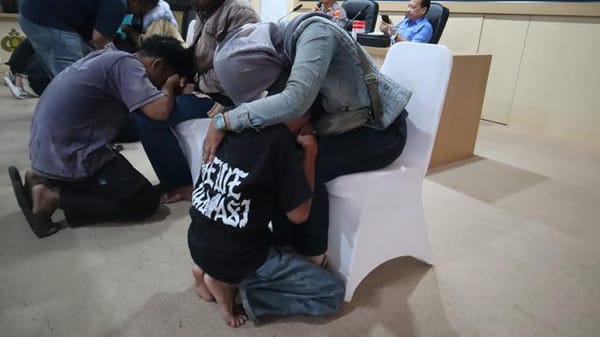 Tangis Pecah! Pelajar Pelaku Kerusuhan di Banyumas Sujud Minta Maaf di Hadapan Orang Tua