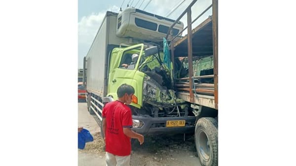 Kecelakaan di Pantura Brebes, Truk Boks Hantam Kontainer hingga Kios Telur Asin Berantakan