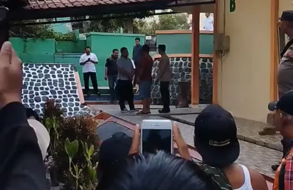 Guru Diduga Injak Punggung Siswa, Warga Geruduk SMAN 1 Cepogo Boyolali