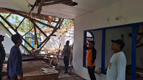 Atap Masjid di Cilacap Ambruk Diterpa Hujan Deras Berhari-hari