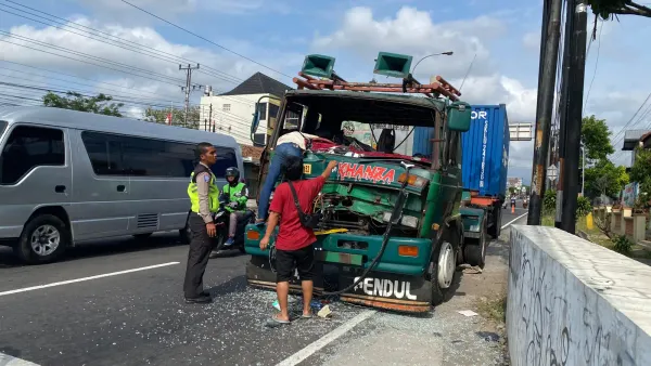 Truk Tabrak Truk di Bangjo Wika Boyolali, Satu Sopir Alami Luka Serius
