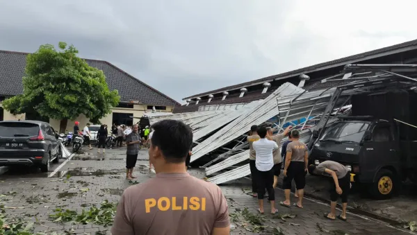 Atap Area Parkir Polres Boyolali Runtuh Diterjang Cuaca Ekstrem