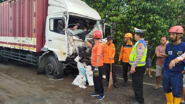Pemotor Tewas Usai Gagal Mendahului Truk Boks di Jalan Diponegoro Adipala Cilacap