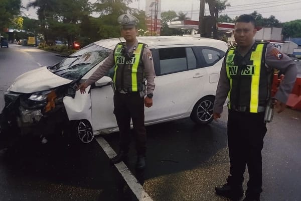 Diduga Panik, Sopir Tinggalkan Mobil yang Tabrak Pohon di Kota Malang