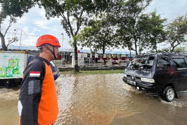 Tanggul Sungai Wates Jebol, Jalur Buntu–Kroya Cilacap Terendam Banjir