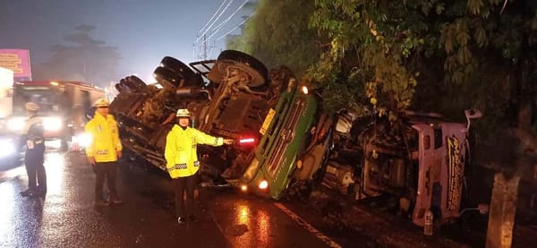 Truk Muatan Kayu Terguling Akibat Tak Kuat Menanjak