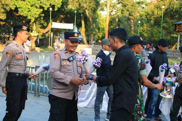 Kampanye Damai, Polresta Malang Kota Bagikan Bunga ke Masyarakat