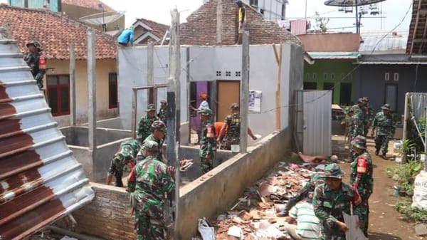 Rumah Roboh, Husna di Majenang Dibantu Warga Lewat Gotong Royong
