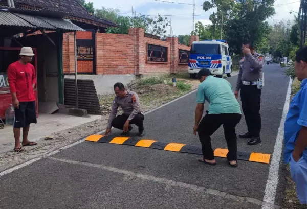 Cegah Kecelakaan dengan Kereta Api, Polres Wonogiri Pasang Speed Bump di Kaliancar