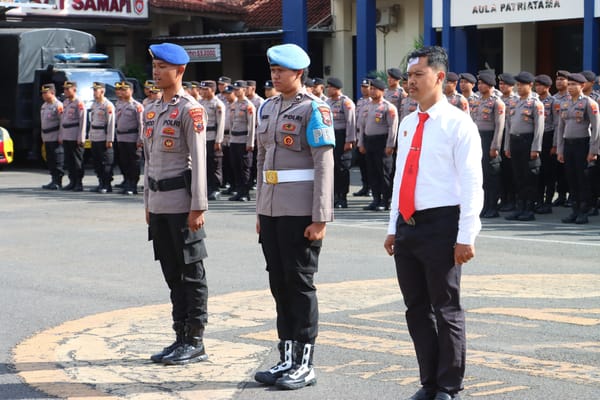 Tiga Anggota Polri Berprestasi Terima Penghargaan dari Kapolresta Cilacap