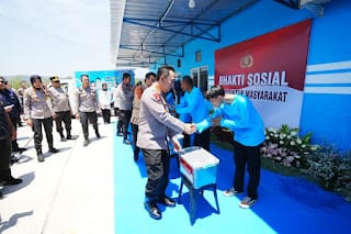 Warga Semarang Terima Bansos dan Pangan Murah dari Kapolri