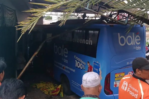 Bus Trans Semarang Alami Rem Blong, Ruko di Mijen Jadi Sasaran Tabrakan