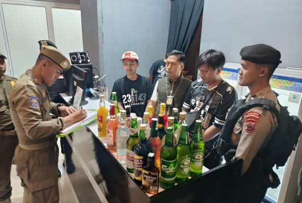 Satpol PP Banjarnegara Amankan Puluhan Botol Miras dari Warung Pinggir Jalan