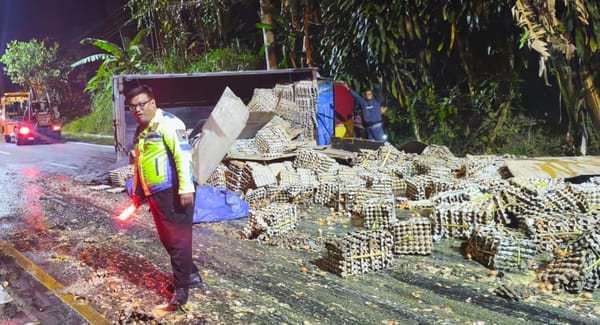Kecelakaan di Salatiga, Truk Telur Terguling dan Ribuan Butir Hancur