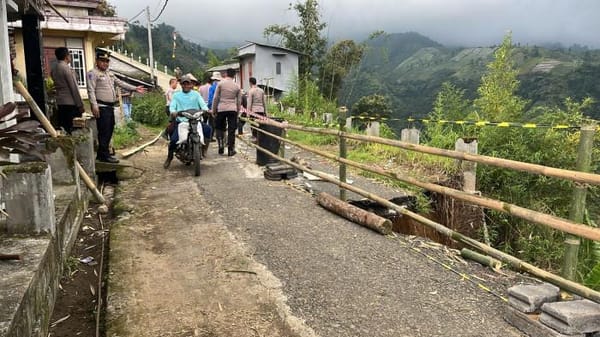 Longsor, Jalur Dieng Via Watumalang Hanya Bisa Dilewati Motor