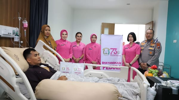 Bhayangkari Jatim Tunjukkan Empati, Jenguk Anggota Polresta Malang Kota yang Terluka