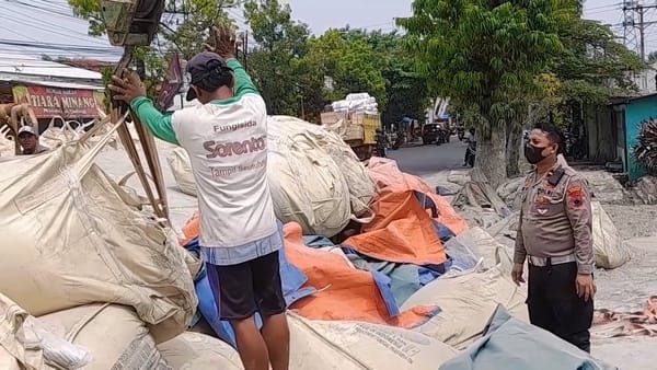 Sopir Diduga Mengantuk, Truk Tronton Bermuatan Semen 56 Ton Terguling di Blora