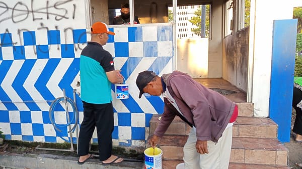 Pos Polisi Dibakar Massa, Ojol dan Warga Surabaya Turun Tangan Membersihkan