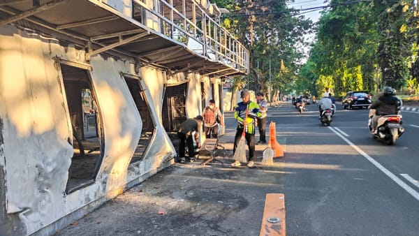 Ojol dan Warga Gotong Royong Bersihkan Pos Polisi yang Dibakar di Surabaya