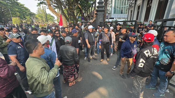 Demonstrasi Singkat di Depan DPRD Kota Malang Berjalan Kondusif