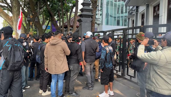 Kondusif! Aksi Depan DPRD Malang Berlangsung Singkat