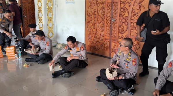Di Tengah Demo, Kapolda Aceh Turun Langsung Semangati Polisi dan Makan Bareng