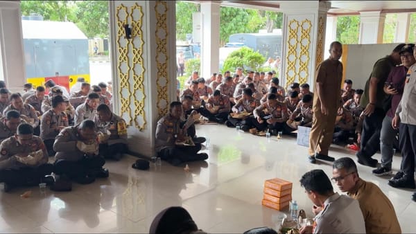 Kapolda Aceh Turun ke Lokasi Demo, Beri Semangat Personel dan Makan Bersama