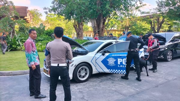 Unit Jibom Brimob Sterilisasi Kendaraan Para Delegasi Chandi Summit 2025