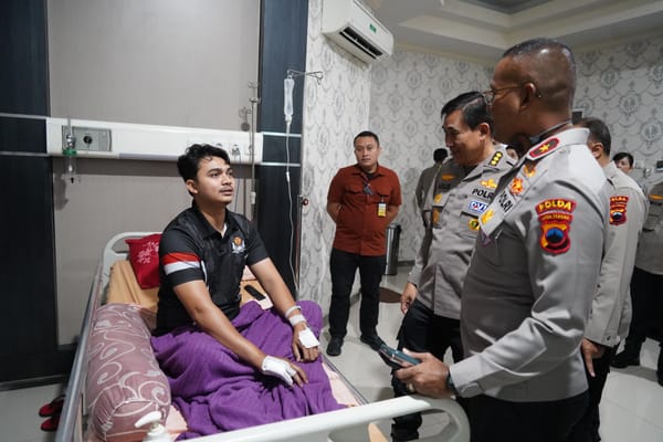 Wakapolda Jateng Brigjen Pol Latif Usman Jenguk Personel Cidera Saat Amankan Unjuk Rasa