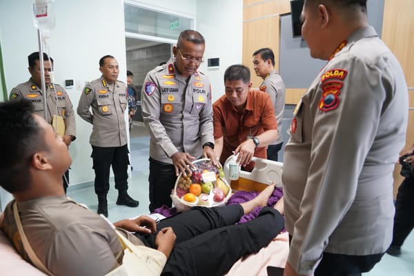 Wakapolda Jateng Brigjen Pol Latif Usman Jenguk Anggota Cidera Saat Amankan Demo