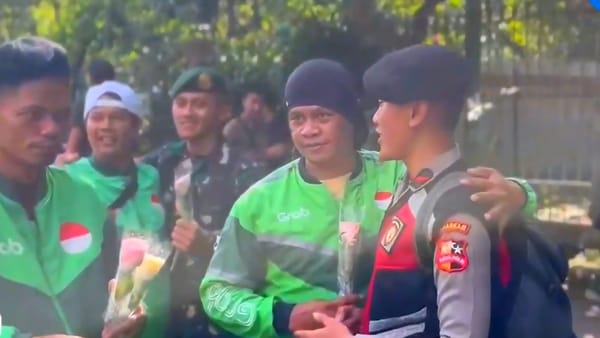 Tebar Mawar di Monas, Ratusan Pengemudi Ojol Gelar Aksi Tanpa Kekerasan
