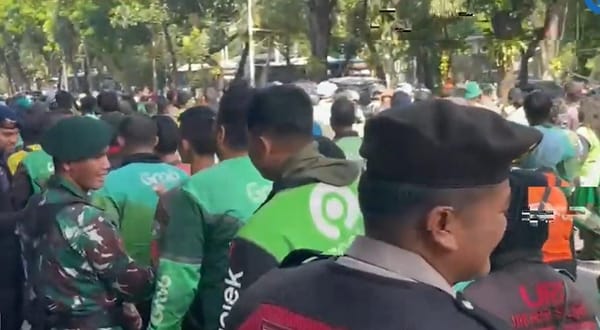 Ratusan Ojol Tebar Mawar di Monas, Aksi Damai Serukan Aspirasi