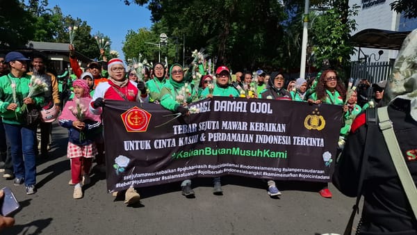 Tak Mau Terprovokasi, Ojol Pilih Beri Dukungan Lewat Ribuan Mawar