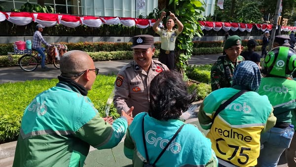 Dukung Kamtibmas, Komunitas Ojol Serahkan Mawar ke TNI-Polri di Monas