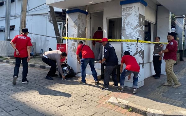 Warga Bergerak! Pos Polisi Dibersihkan Madas Usai Dibakar Massa