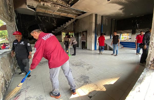 Salut! Warga Madas Bersihkan Pos Lantas, Tolak Aksi Anarkis