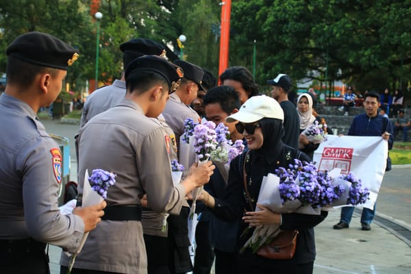 Aksi GMPK di Alun-Alun Merdeka Semarak dengan Bunga dari Polisi