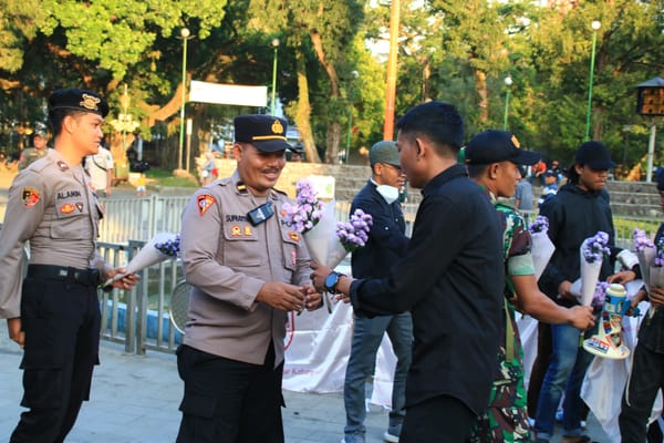 Polresta Malang Kota Sebar Pesan Kedamaian dengan Bagi Bunga ke Pengunjung