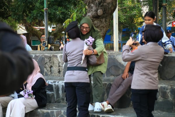Suasana Sejuk Aksi Damai GMPK, Polresta Malang Kota Tebar Bunga