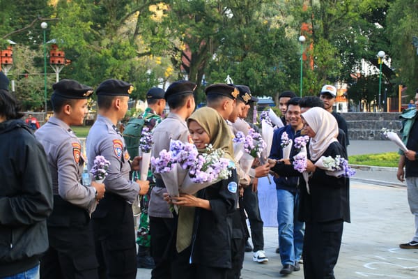 Aksi Cinta Damai GMPK Warnai Alun-Alun Merdeka Malang