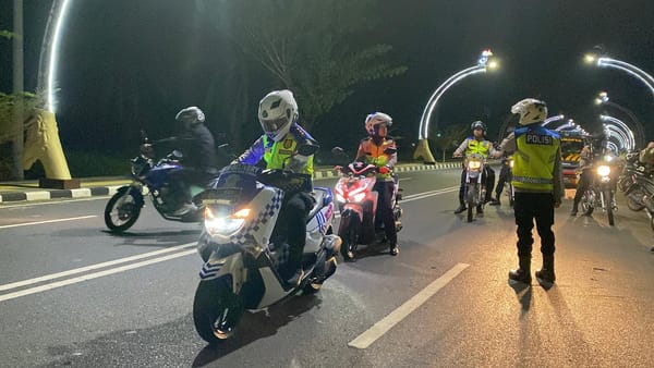 Kapolres Pulang Pisau Patroli Malam Naik Motor Pastikan Keamanan Pasca Unjuk Rasa