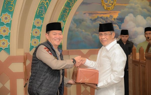 Wakapolda Sumbar Serahkan Waqaf Al-Qur’an pada Jamaah Masjid Darul Jadid