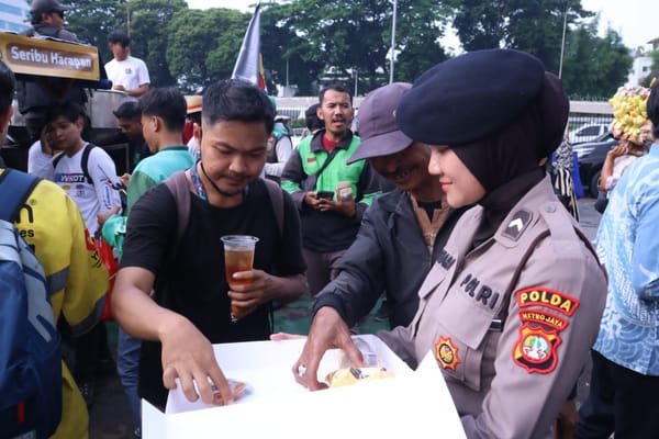 Polwan Bagikan Air Mineral dan Roti kepada Massa Demo Depan DPR