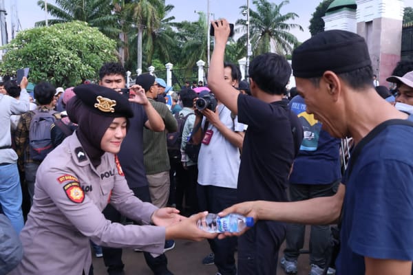 Aksi Humanis, Polwan Beri Bantuan Makanan dan Minuman untuk Pengunjuk Rasa